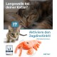 Verspielt katzenbild mit Text, der fragt, ob Ihre Katze gelangweilt ist, mit einem leuchtend orangefarbenen Garnelen-Spielzeug von PetTec, bewertet mit 1,3.