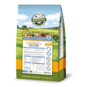 Eine 7,5 kg Tüte BELLFOR Hundefutter mit einer malerischen ländlichen Kulisse, mit Text, der "Premiumqualität" und "Erfrischend-Schmaus" hervorhebt.