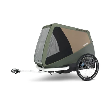 Haustieranhänger in Grün und Braun, mit einem Netz vorne zur Belüftung, großen Rädern und einem stabilen Rahmen, beschriftet mit "CROOZER."