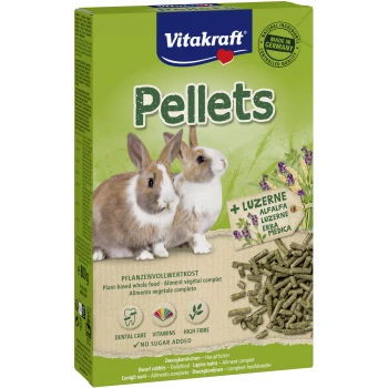 Boîte de Vitakraft Pellets pour lapins nains, deux lapins représentés, étiquette luzerne et granulés verts visibles.