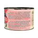 Huisdiervoerblik met een roze label en cartoonkat. Bevat 70% gevogelte, wortelen en mineralen. Voedingsrichtlijnen in het Duits en Engels.