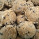 Nahaufnahme brauner Fettbällchen für Tiere mit schwarzen Samenflecken, dicht beieinanderliegend.