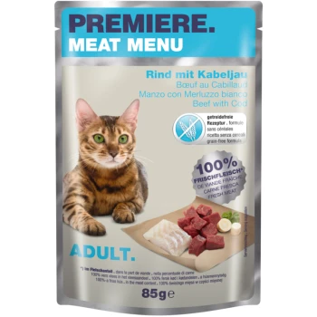 Eine Katze sitzt neben einem "Premiere Meat Menu" Beutel mit Rind und Kabeljau Haustierfutter, beschriftet mit "100% Frisches Fleisch" und getreidefrei.