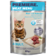 Eine Katze sitzt neben einem "Premiere Meat Menu" Beutel mit Rind und Kabeljau Haustierfutter, beschriftet mit "100% Frisches Fleisch" und getreidefrei.