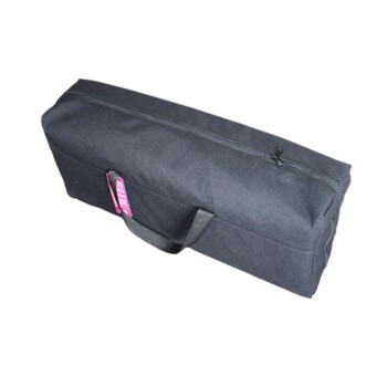 Schwarze Haustiertrage Tasche mit einem Reißverschluss und einem Griff, entworfen für den komfortablen Transport von Haustieren.