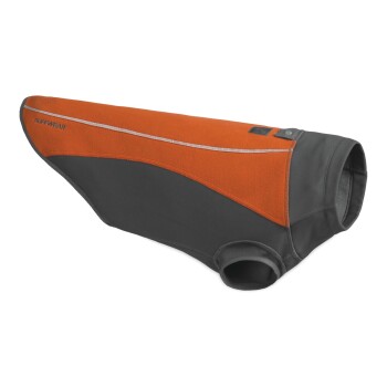 Ein Hundemantel in Orange und Grau, mit einem Fleece-Oberteil und einem schlanken Design, mit reflektierenden Details und dem Markennamen "RUFFWEAR" sichtbar.