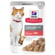 Beutel mit Hill's Science Plan Katzenfutter für sterilisierten junge Erwachsene mit Lachs, mit einer Katze auf der Vorderseite und Stückchen in Soße.