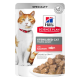 Beutel mit Hill's Science Plan Katzenfutter für sterilisierten junge Erwachsene mit Lachs, mit einer Katze auf der Vorderseite und Stückchen in Soße.