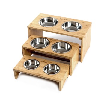 Drei Futterstationen aus Bambus mit Edelstahlschüsseln, mit dem Markennamen 'Ilonto', der in das Holz eingraviert ist.