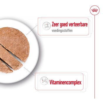 Een ronde huisdierenvoedingspatty, gedeeltelijk gesneden, op een wit bord met tekst: 'Zeer goed verteerbare voedingsstoffen' en 'Vitaminencomplex.'