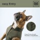 Eine Französische Bulldogge trägt eine olivgrüne Weste, die ihr stilvolles Design zeigt. Der Text lautet 'easy Entry' und 'Easy Entry durch flexible Knopfleiste.'