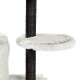 Eine Nahaufnahme eines Katzenbaums mit einem schwarzen sisalumwickelten Pfosten und zwei plüschigen grauen Plattformen mit weichen Fellkanten.