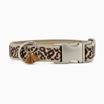 Beiges Hundehalsband mit braunem Leopardenmuster, silberner Schnellverschluss-Schnalle, D-Ring und zwei kleinen beigefarbenen Quastenanhängern.