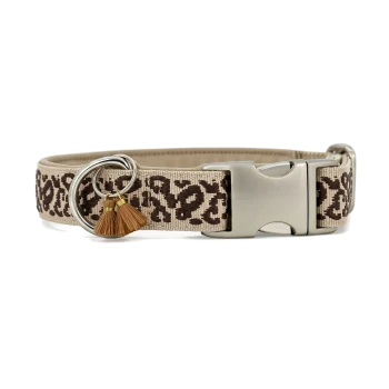 Beiges Hundehalsband mit braunem Leopardenmuster, silberner Schnellverschluss-Schnalle, D-Ring und zwei kleinen beigefarbenen Quastenanhängern.