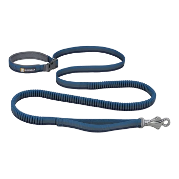 Eine blaue, elastische Hundeleine mit einem gepolsterten Griff und einem Metallclip, mit dem Ruffwear-Logo auf dem Griff.