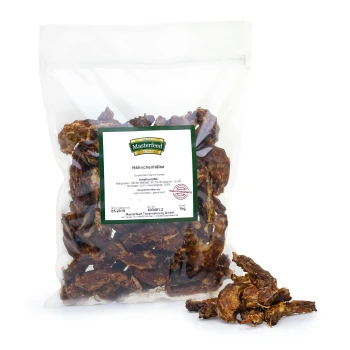 Getrocknete Hühnerhälse in einer klaren Tüte mit dem Etikett "Masterfeed Premium", geeignet für Hunde, mit sichtbaren Nährwertinformationen.