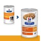 Dosen-Hundefutter mit der Aufschrift "Hill's Prescription Diet Urinary Care c/d Multicare mit Huhn," mit einem Hundebild und einem Löffel Futter.