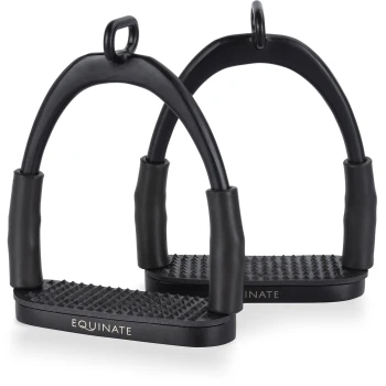 Schwarze Reitsteigbügel mit strukturierten Fußbetten und Gummigriffen, beschriftet mit "EQUINATE."