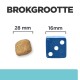 Afbeelding die de grootte van huisdierenvoerbrokjes vergelijkt met een blauwe dobbelsteen, met brokjes van 28 mm en dobbelsteen van 16 mm, gelabeld 'BROKGROOTTE.'