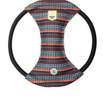 Ein buntes Hundespielzeug mit einem gemusterten Stoffzentrum und schwarzen Gummigriffen, das ein 'Woolly Wolf'-Logo trägt.