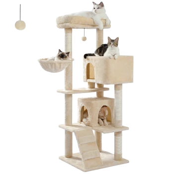 Ein beiger Katzenbaum mit drei Ebenen, auf dem drei Katzen zu sehen sind: eine oben liegend, eine in einer hängenden Hängematte und eine, die aus einem würfelförmigen Versteck schaut.