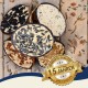Vier runde Vogelfutterkuchen mit Samen und Nüssen auf einer Holzoberfläche, mit einem "Best Quality"-Abzeichen, das "Bewährte Qualität seit über 10 Jahren" besagt.