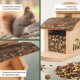 Ein Eichhörnchen, das eine Nuss hält, neben einem Holzfütterer, der mit Samen und Nüssen gefüllt ist, mit Text über sein robustes Design und sein natürliches Aussehen.