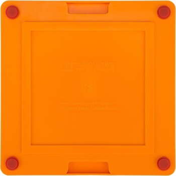 Helle orangefarbene Tierproduktmatte mit quadratischem Zentrum, mit roten Ecken und dem Logo "INNOVATIVE PET PRODUCTS", das auf der Oberfläche geprägt ist.