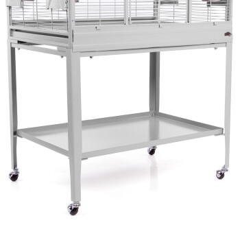 Ein grauer Metallhaustierkäfig mit Rollen, der ein unteres Regal für die Aufbewahrung und einen stabilen Rahmen bietet.