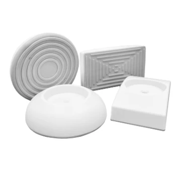 Vier weiße Futtermatten für Haustiere in verschiedenen Formen: rund, oval und rechteckig, mit strukturierten Oberflächen für Stabilität.