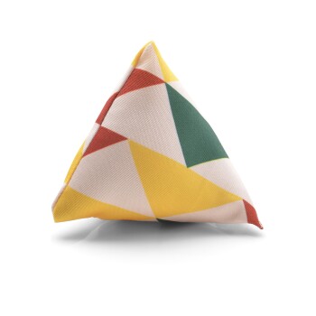 Buntes dreieckiges Haustierspielzeug mit einem geometrischen Muster in Gelb, Rot, Grün und Weiß, entworfen für verspielte Haustiere.