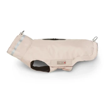 Outdoorjacke Modern Classic rosa 26 cm Hellrosa Hunderegenmantel mit reflektierendem Streifen und „WOLTERS“-Etikett, entworfen für kleine bis mittelgroße Hunde.