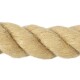 Eine Nahaufnahme eines dicken, gedrehten Naturfaserseils, das seine beige Farbe und Textur zeigt, ideal für Haustierspielzeug oder Aktivitäten.