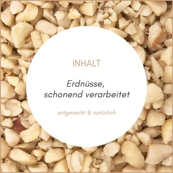 Hintergrund aus gehackten Erdnüssen mit weißem Kreis, der deutschen Text über natürliche, schonend verarbeitete Erdnüsse enthält.