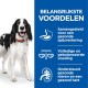 Een blije zwart-witte hond staat naast een blauw paneel met voordelen: gezonde spijsvertering, uitgebalanceerde voeding en ondersteuning voor nieren en hart.