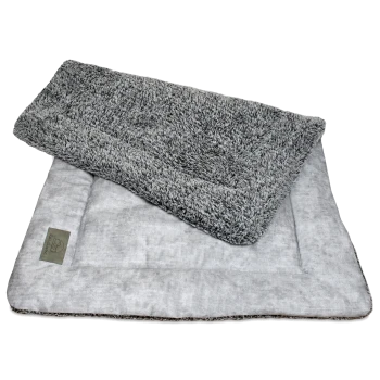 Eine weiche, graue Haustierdecke mit einer plüschigen, fuzzy Oberseite und einer glatten Unterseite, mit einem kleinen Etikett mit einem Logo.