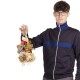 Eine Person in einer marineblauen Jacke hält eine bunte Auswahl an Haustierspielzeugen, darunter Holzkausnahrung, gewebte Materialien und helle Plastikartikel.