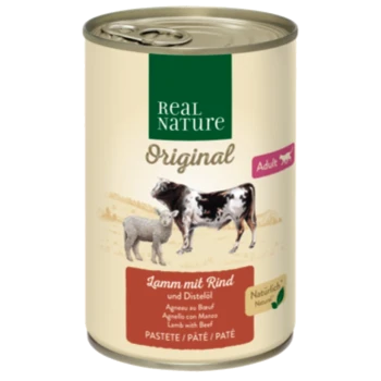 Dose mit Haustierfutter, beschriftet mit "Real Nature Original", mit Lamm und Rind, mit Bildern eines Lammes und einer Kuh, und dem Text "Erwachsene" und "Natürlich".