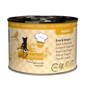 Nourriture en conserve pour chats étiquetée "Catz finefood" avec du canard et du kangourou, avec un texte indiquant qu'elle est sans céréales, sans tests sur les animaux et sans sucre ajouté.