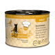 Nourriture en conserve pour chats étiquetée "Catz finefood" avec du canard et du kangourou, avec un texte indiquant qu'elle est sans céréales, sans tests sur les animaux et sans sucre ajouté.