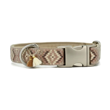 Stylische Haustierhalsband mit einem gewebten Design in sanften Rosa- und Cremetönen, mit einer silbernen Schnalle und dekorativen Quasten.