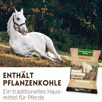 Weißes Pferd liegt im Gras neben einem Supravit Pferdefuttersack; Bannertext: 'ENTHÄLT PFLANZENKOHLE'.