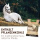 Weißes Pferd liegt im Gras neben einem Supravit Pferdefuttersack; Bannertext: 'ENTHÄLT PFLANZENKOHLE'.