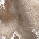 Nahaufnahme eines weichen, beigen Haustierbettstoffs, der seine plüschige Textur und Wärme zeigt.