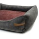 Graues Hundebett mit burgunderrotem Innenraum und einem Lederschild, auf dem "RexProduct.com" steht.