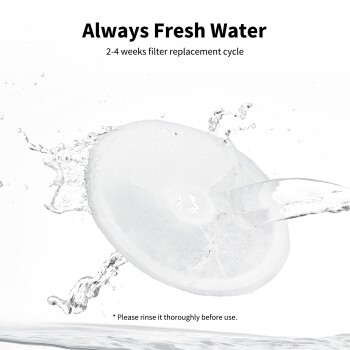 Weißer runder Wasserfilter mit spritzendem Wasser, Text: "Immer frisches Wasser, 2-4 Wochen Filterwechselzyklus" und Spülanleitung.