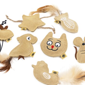 Eine Sammlung von plüschigen Haustierspielzeugen in verschiedenen Tierformen, darunter eine Katze, eine Maus und ein Fisch, mit weichen Texturen und verspielten Designs.