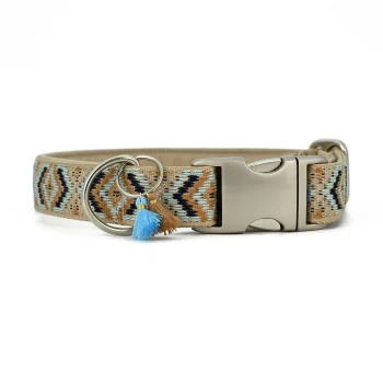 Stylische Tierhalsband mit einem gemusterten Stoff in erdigen Tönen, mit einem blauen und braunen Quastenanhänger und einer silbernen Schnalle.