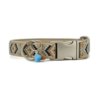 Stylische Tierhalsband mit einem gemusterten Stoff in erdigen Tönen, mit einem blauen und braunen Quastenanhänger und einer silbernen Schnalle.