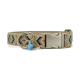Stylische Tierhalsband mit einem gemusterten Stoff in erdigen Tönen, mit einem blauen und braunen Quastenanhänger und einer silbernen Schnalle.